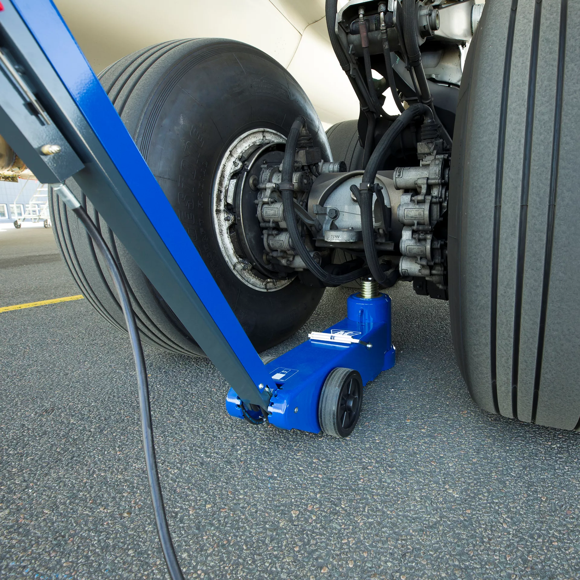 Air Hydraulic Aircraft Jack 65 1AP Workshop